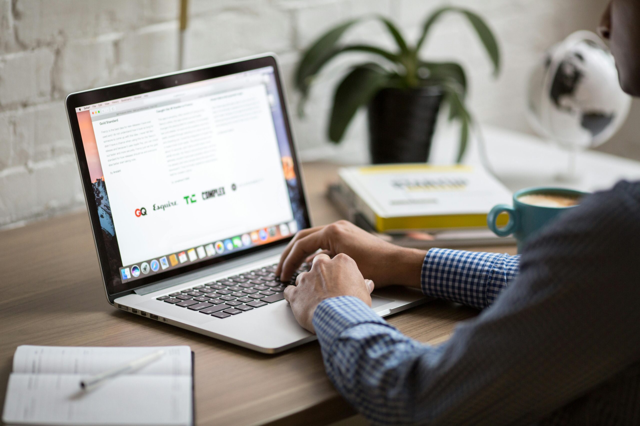 Contrato Freelance Gratis: Las 7 Cláusulas Definitivas que Todo Profesional Necesita en 2026
